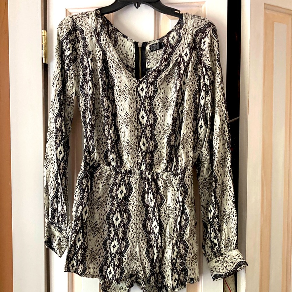 Volcom size medium jumper black and white with pattern zip up back